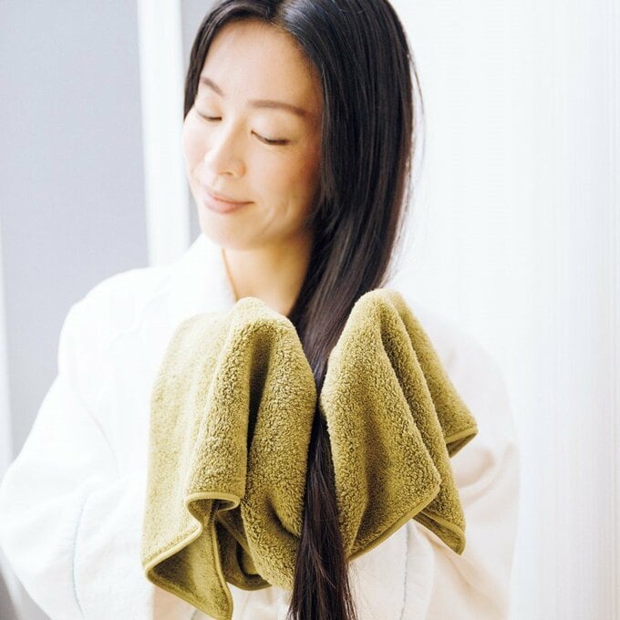 髪を拭く女性