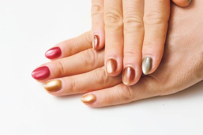 ネイルカラーを施した指先