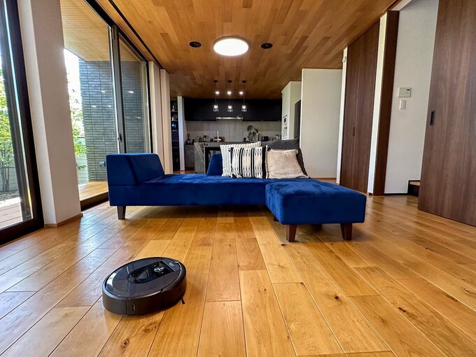 ロボット掃除機とソファ