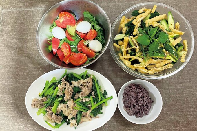 小松菜と豚肉の炒め物がメインの献立