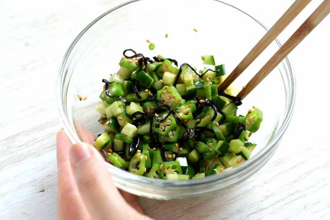 ボウルにキュウリオクラ昆布