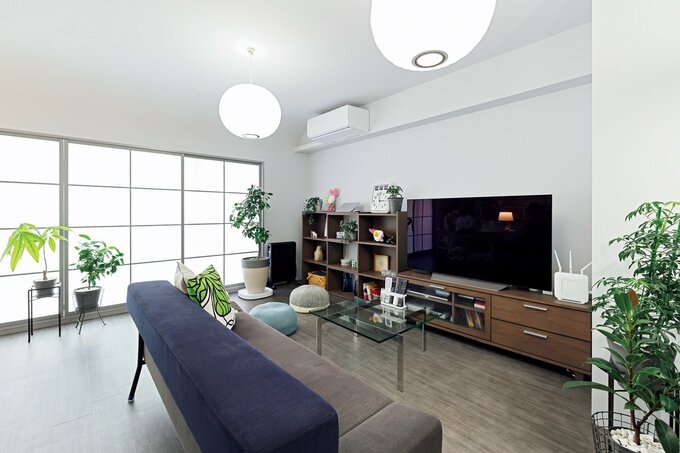 モダンな家具が印象的なリビング