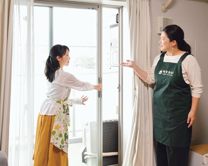 女性二人窓を開ける