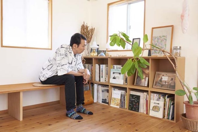 本棚を眺める田中さん