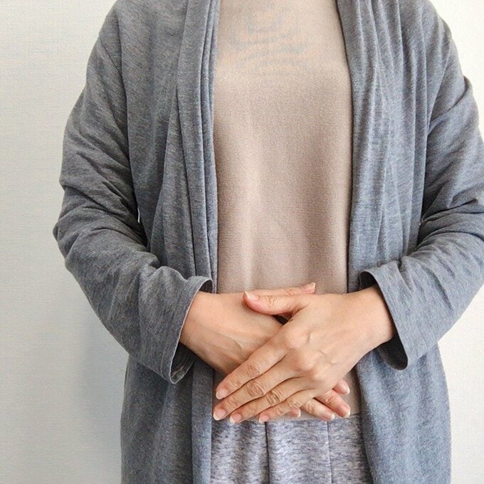 手はおへその下あたりに当てる