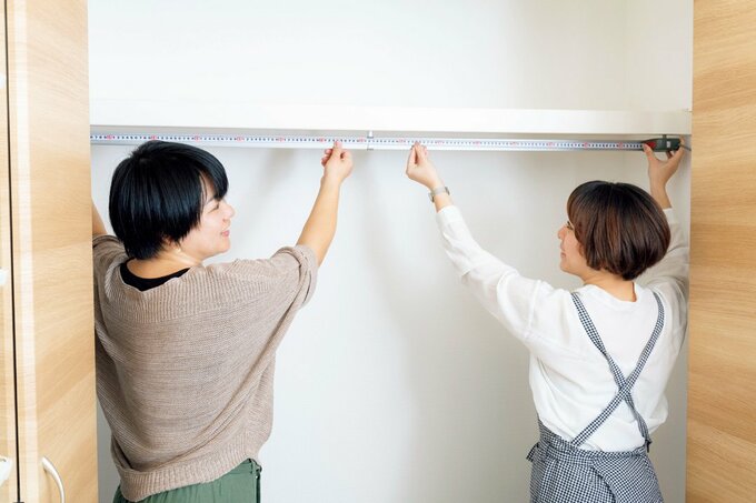 女性二人で長さを測る