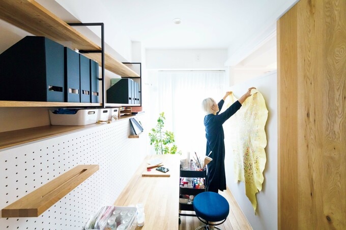 妻の部屋にデスクとベッドを兼ねた壁面収納を造作