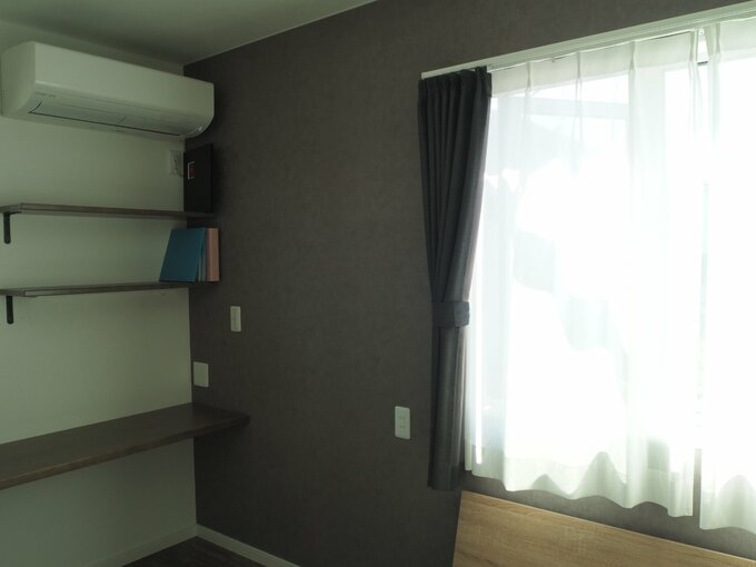 寝室のグレーの壁紙