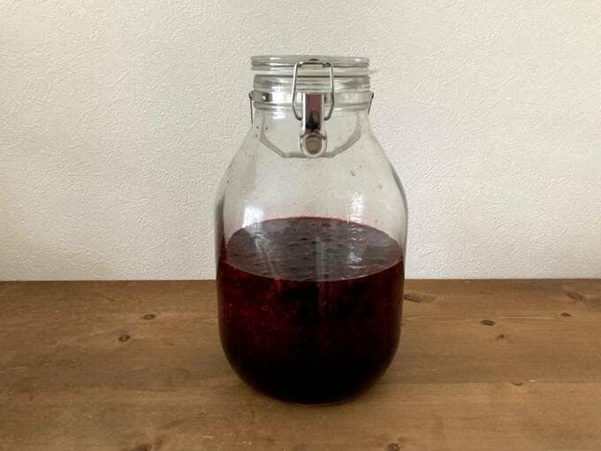 ビンに出来上がった自家製サワーシロップ