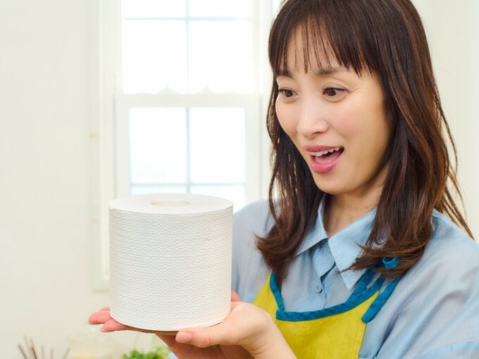 トイレットロールを見て驚く女性
