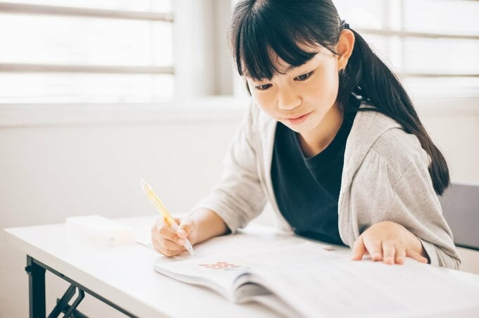勉強する女の子
