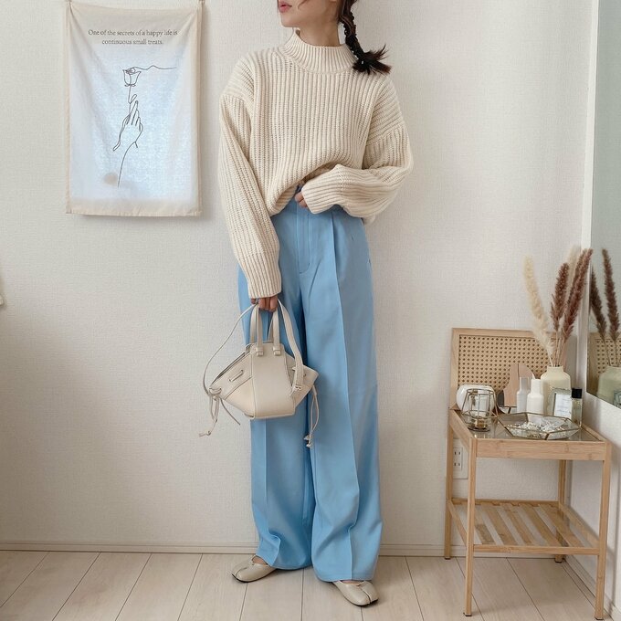 春カラーでもあったかセーターと合わせて防寒も