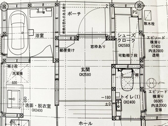 玄関ホールから離れた位置のシューズクローク