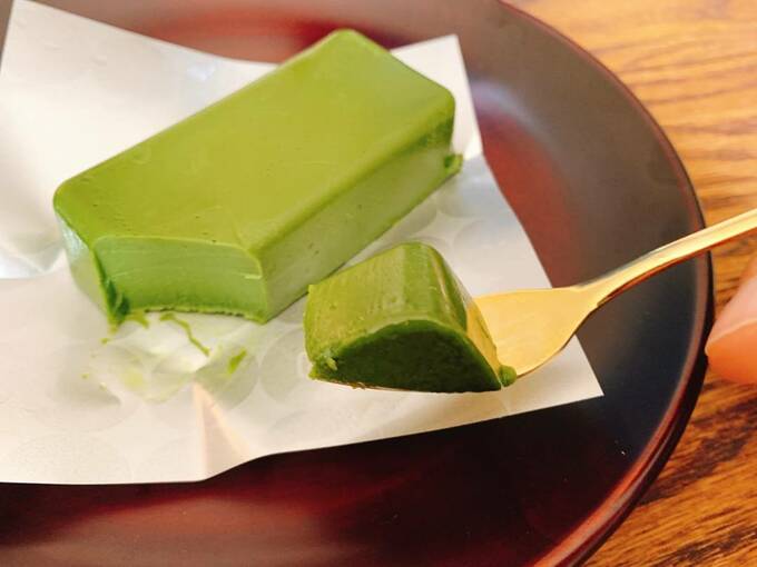 和溶け抹茶テリーヌをスプーンですくう
