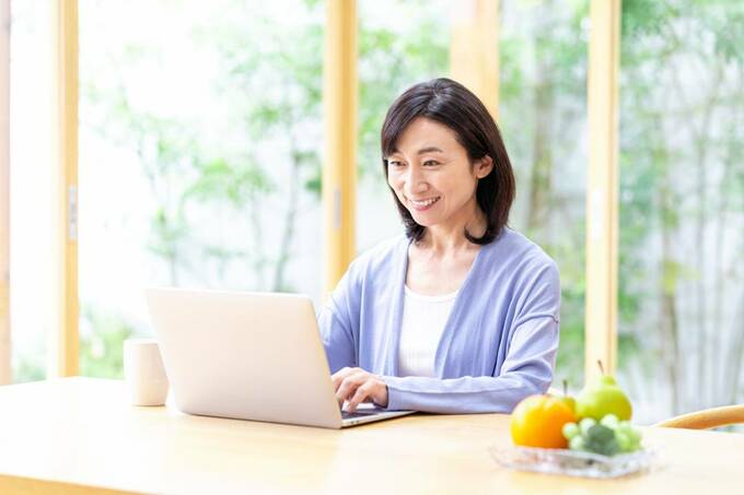 パソコンの前に女性