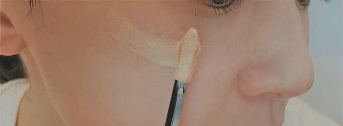 コンシーラーを塗る女性