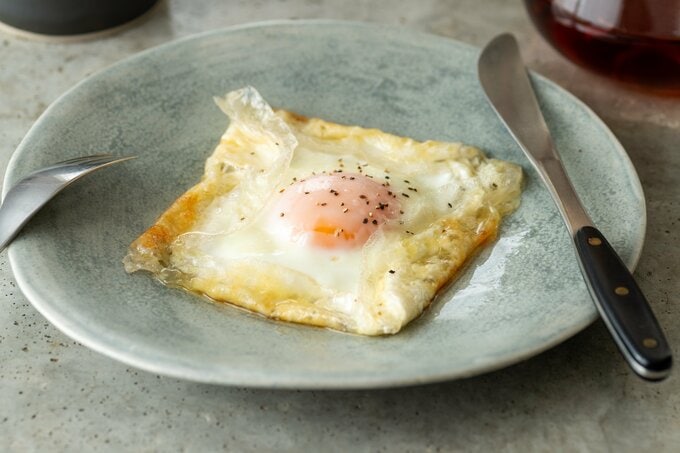 ライスペーパーで目玉焼きガレット