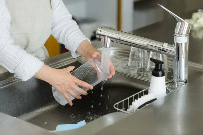 水筒を洗う様子