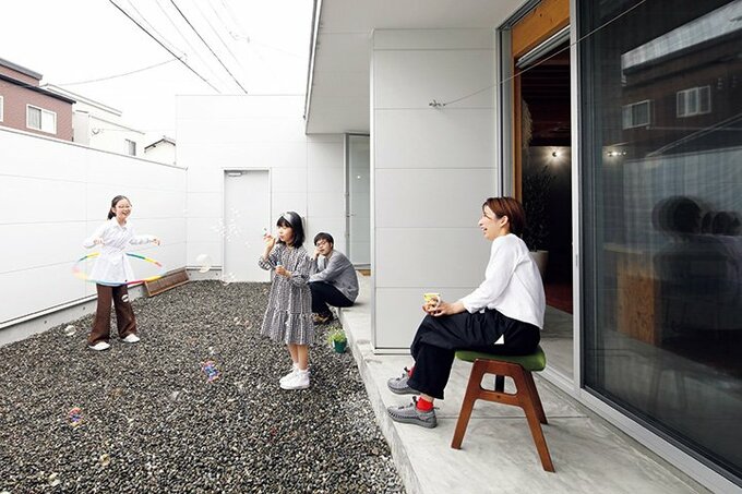 家族の憩いの場となっている庭