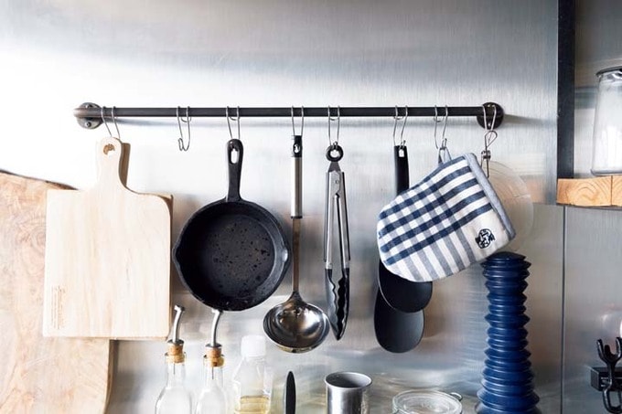 ハンギングバーにキッチンツールを吊るす