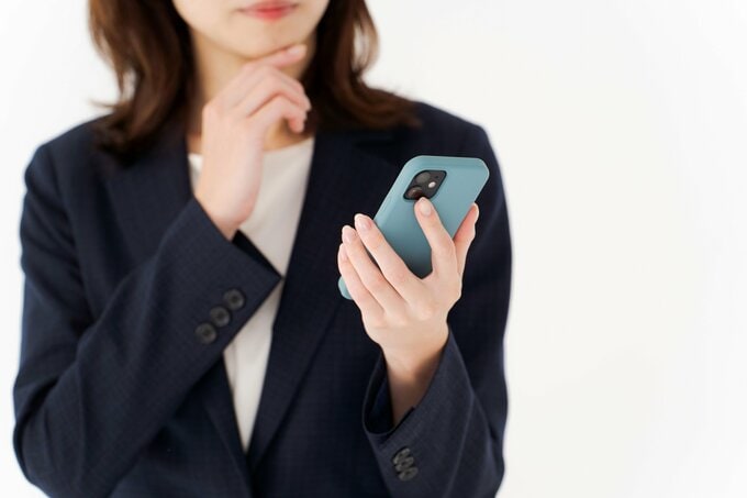 スマホをもつ女性