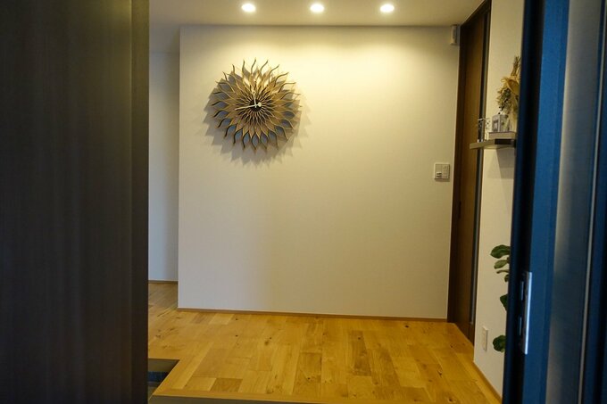 玄関ドアをあけて、真正面に見える壁