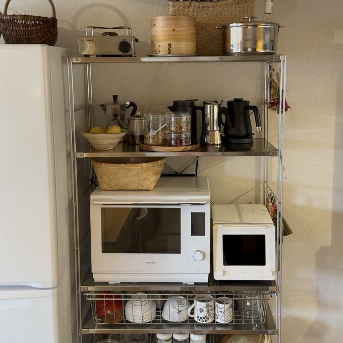 オープンシェルフの食器棚