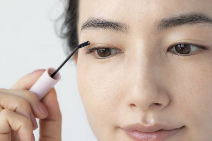 まつげの根元からとかし上げるようにして塗る