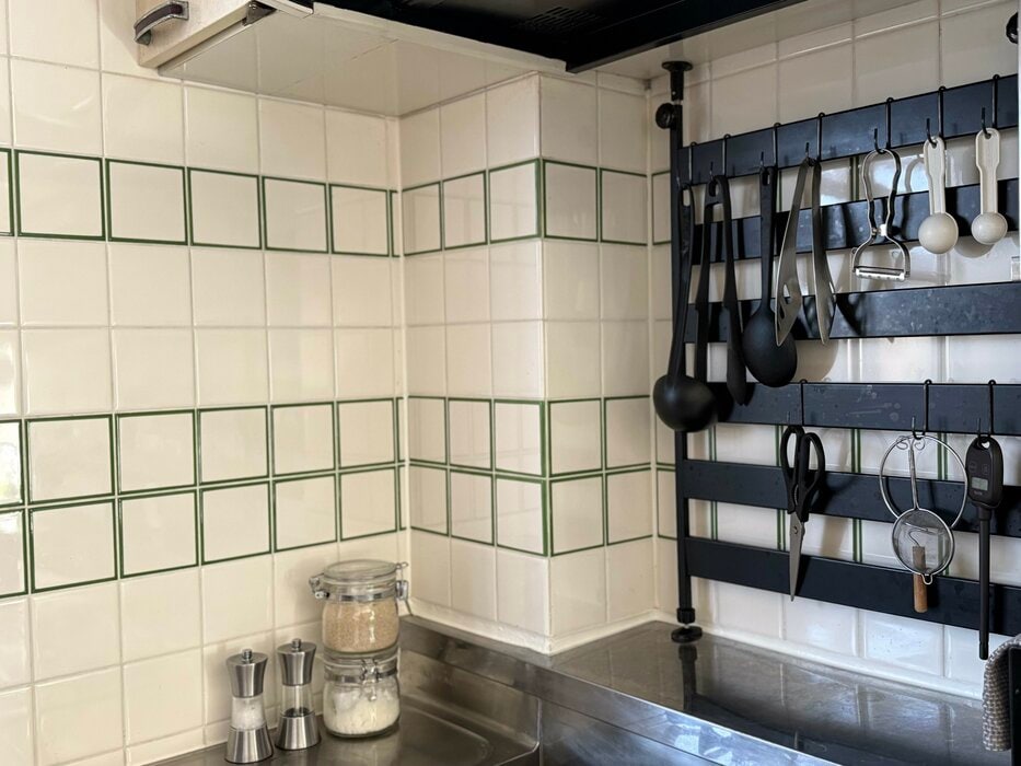 団地夫婦ふたり暮らし、キッチンは「片付けない」が快適。ほどよい生活感を残す、がんばらない収納がいい