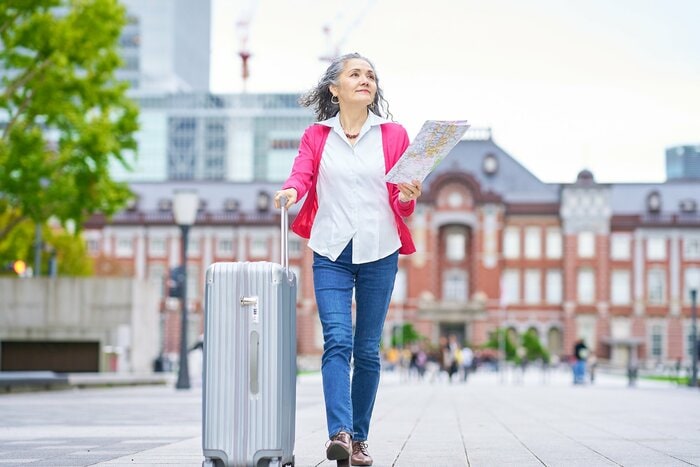 お母さんの服のスーツの小さいシャツの2つのセットはの中高年の