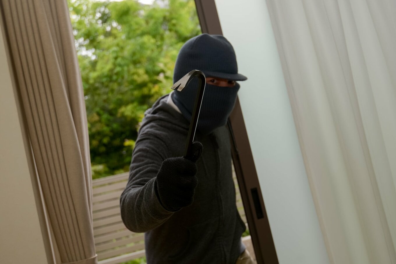 [写真](1ページ目)「強盗・窃盗犯人に狙われない家」のつくりかた。防犯対策のポイントを警視庁に聞いてみました | ESSEonline ...