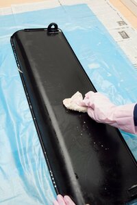 整流板をウェスでぬぐって油汚れを取る