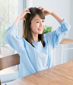 水色シャツ女性頭皮さわる
