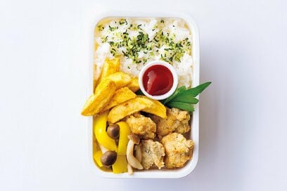 「フライドポテト＆から揚げ弁当」が1人分たったの222円！時短になる“一緒揚げ”レシピ