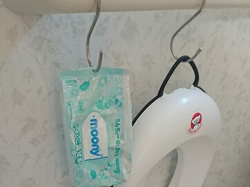 箱ティッシュもウェットシートもつるしてすっきり！穴あけパンチでフック収納