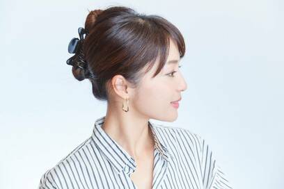 梅雨時期の大人のまとめ髪。クリップ使いですっきり横顔美人に