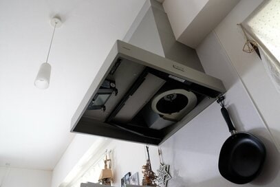 梅雨にこそ換気扇掃除がおすすめな理由。汚れがするする落ちるコツと便利100円グッズ