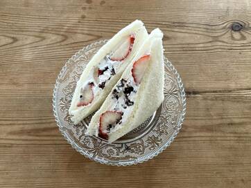 イチゴとチョコのサンドイッチ。手づくりだけど市販品で“手間抜き”