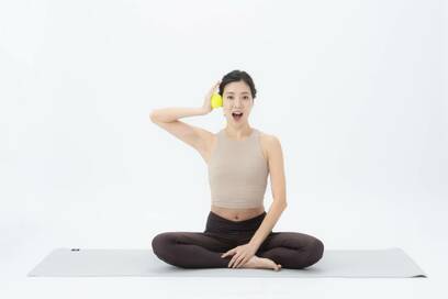 KAORU式「テニスボールダイエット」。1回でも小顔＆二の腕すっきり