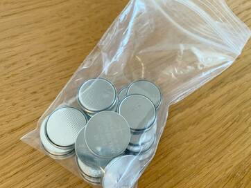 電池は重ねると火災の危険が。電池の正しい保管処分法