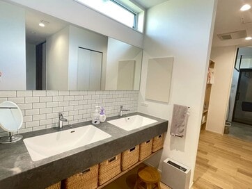 洗面台にダブルボウルを採用、忙しい朝がスムーズに回る。つなぎ目をなくして掃除もラクに