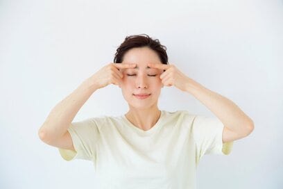 「目の老化度」がわかる10の質問。疲れ目やドライアイは“まぶた筋トレ”で防ぐ