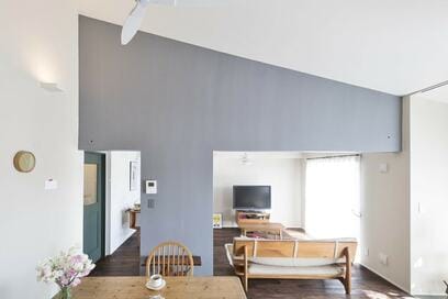 昭和59年築の団地をリノベ。開放感の決め手は「隠す収納」