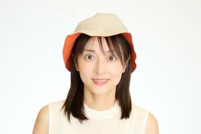 猛暑日は帽子に「ひと工夫」。前髪も紫外線もこれで安心、夏の外出がグッと快適になる裏ワザ