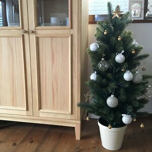 クリスマス飾りはあえて色を抑えてシックに