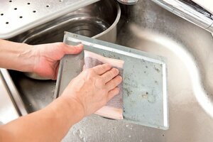 最後にトレーの汚れを洗い流す