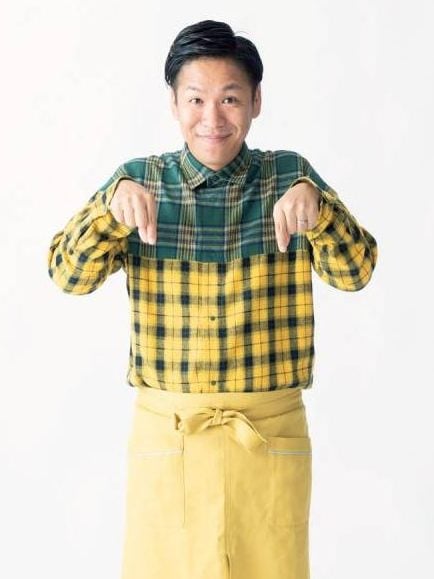 下を指さす男性