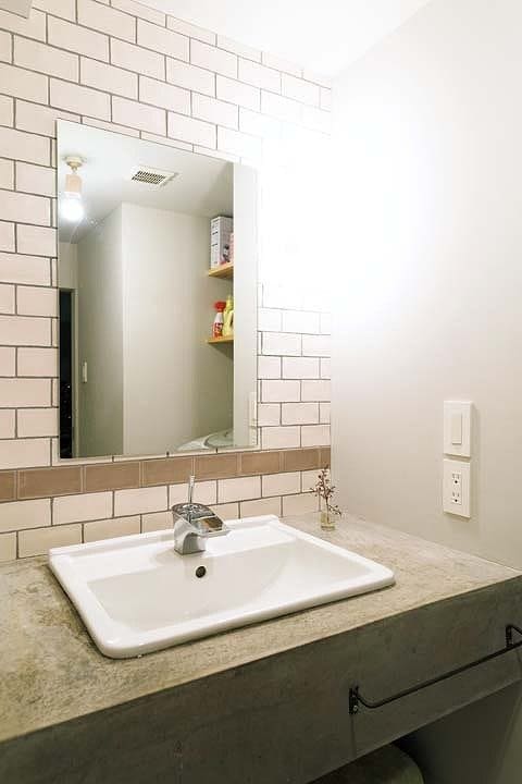 モルタル仕上げのシンプルな洗面台