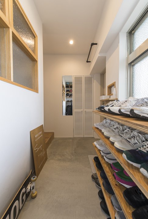 靴の収納のほかベビーカー置き場にも活用している玄関土間