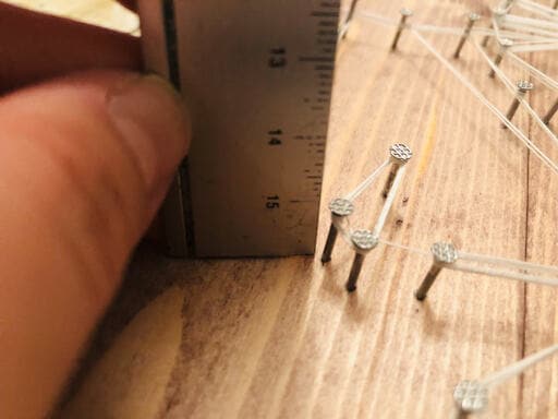 釘の頭と板は１センチ程度に